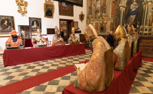 Los ocho bustos, en la sacristía de la iglesia de San Miguel. 