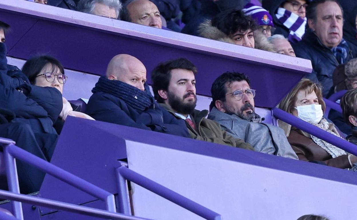 García Gallardo, entre Fenaert y el concejal Alberto Bustos en el palco del estadio Zorrilla. 