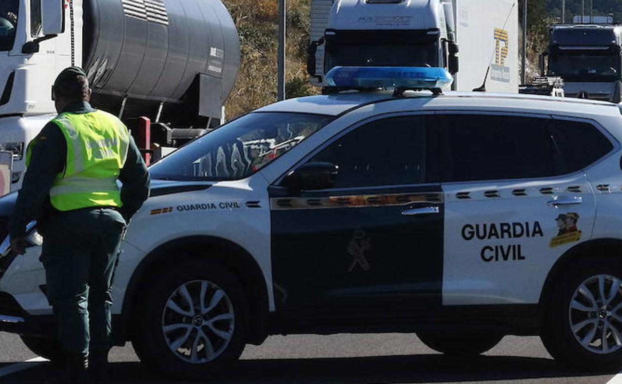 Guardia Civil, en una carretera de la provincia de Segovia.