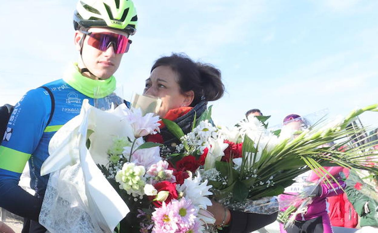 Hugo Prieto, novio de Estela Domínguez, en el homenaje a la ciclista fallecida.