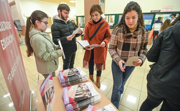 Asistentes a la jornada de puertas abiertas en la Facultad de Educación de la UVA esta mañana.