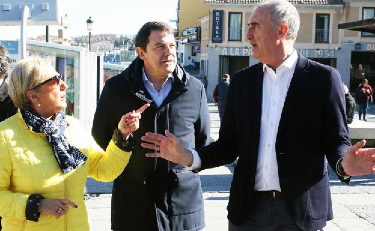 Mazarías (a la derecha) charla con Paloma Sanz, presidenta del PP de Segovia, y Mañueco. 