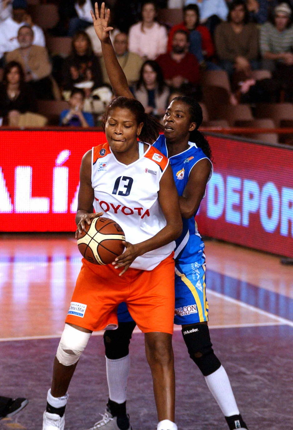 La exjugadora del Perfumerías Avenida Simone Edwards (derecha), durante la final de la Copa de la Reina,defendiendo en la cancha.