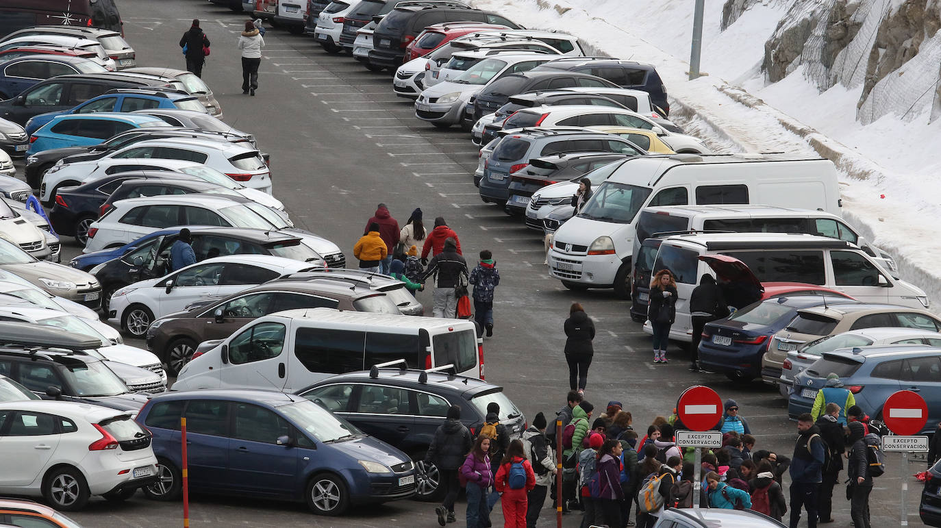 Gran afluencia de esquiadores a la estación de Navacerrada. 