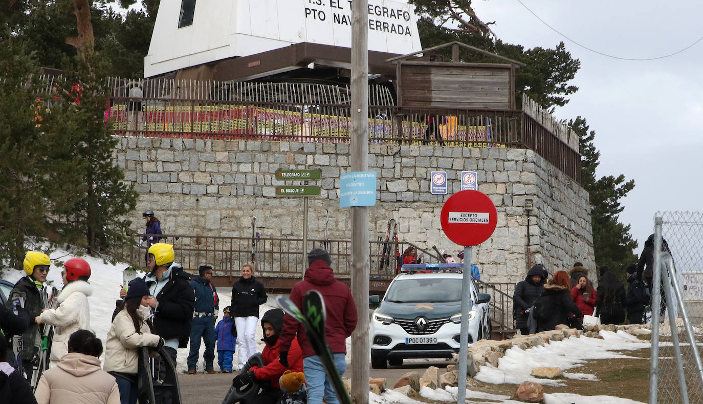 Gran afluencia de esquiadores a la estación de Navacerrada. 