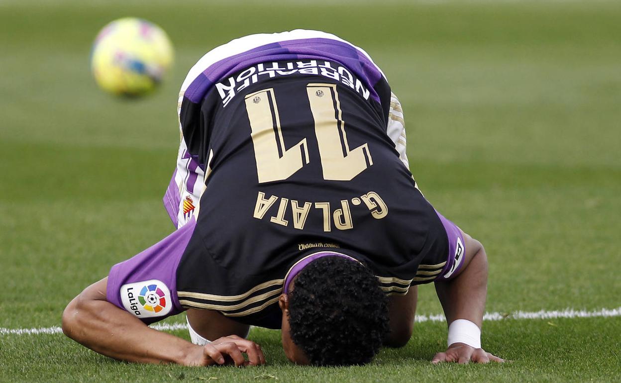 Plata se lamenta en una acción del partido. 