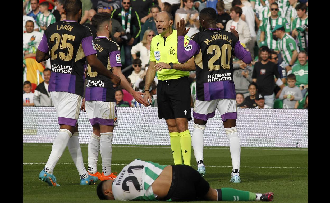 Monchu, Hongla y Larin se dirigen a Mateu para protestar la acción del penalti. 