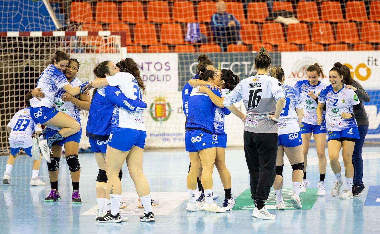 Las jugadoras del Caja Rural Aula celebran la victoria ante el Beti Onak.