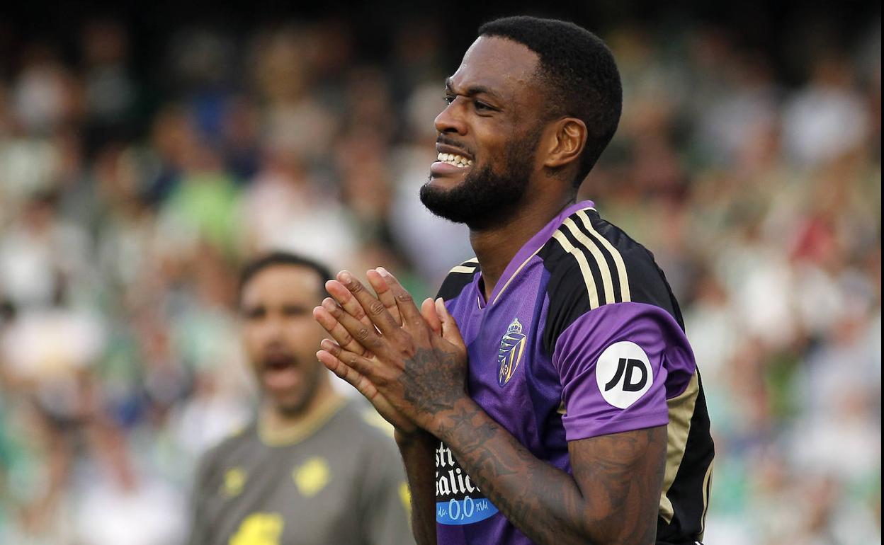 Larin se lamenta tras fallar una ocasión en el partido frente al Betis. 