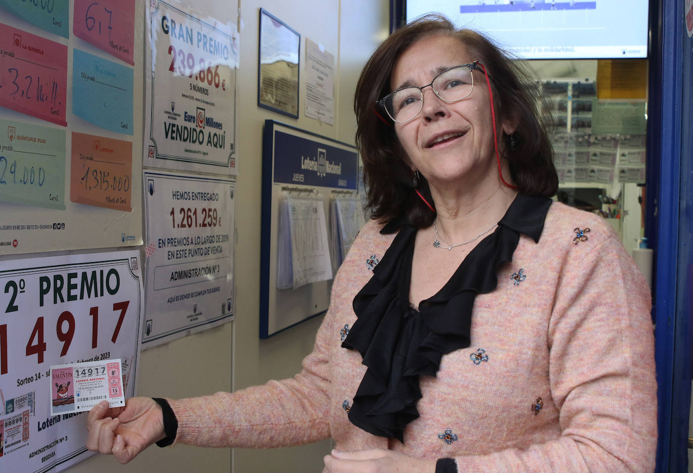 Salomé Sanz posa con uno de los décimos premiados.