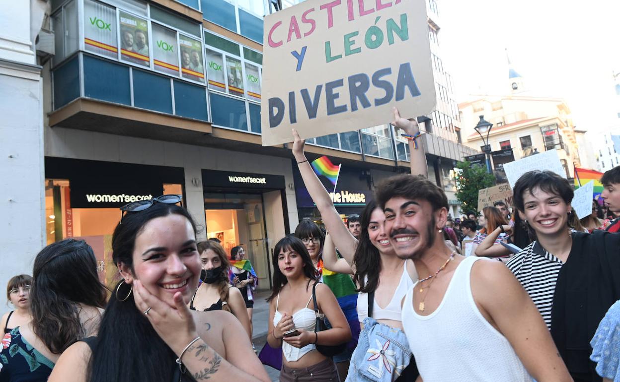 Manifestación del Día del Orgullo, al paso ante la sede de Vox en Valladolid. 