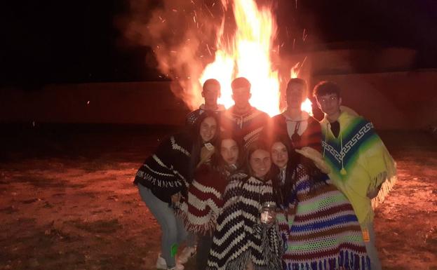 Los jóvenes ante la hoguera. 