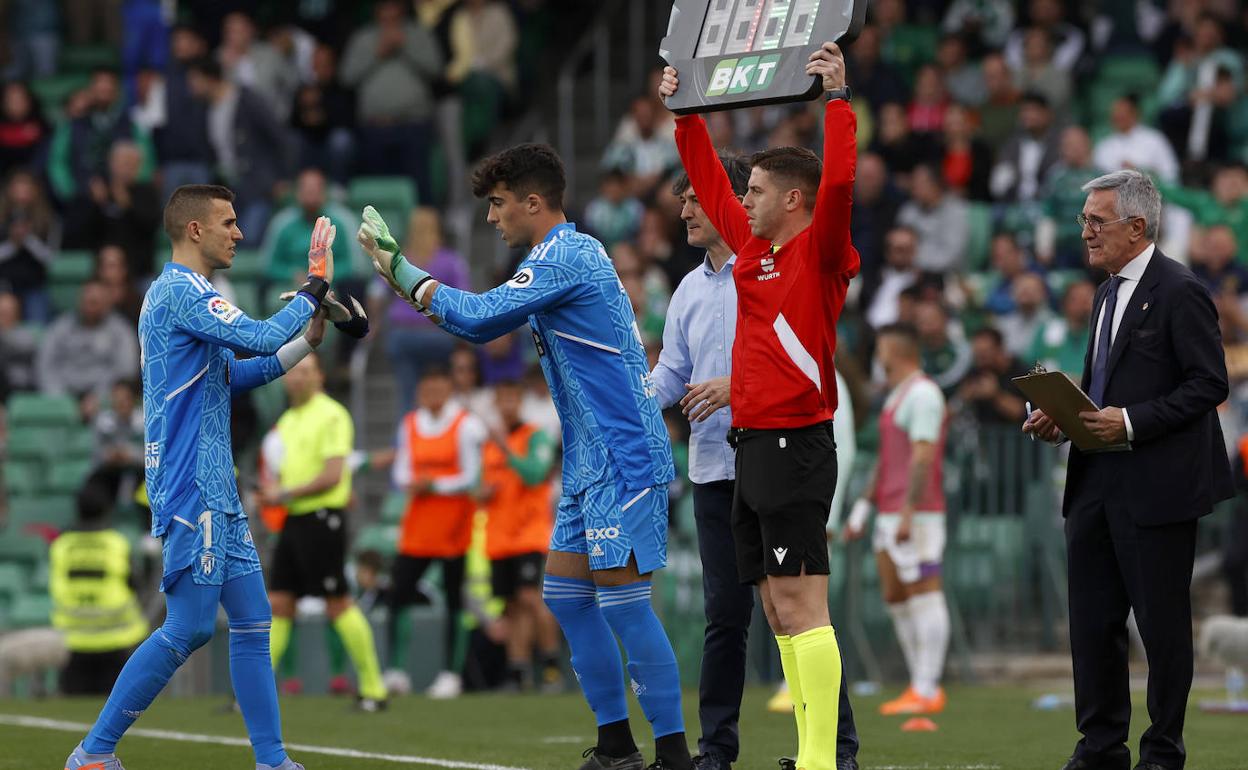 Aceves saluda a su compañero Masip antes de saltar al campo del Benito Villamarín. 
