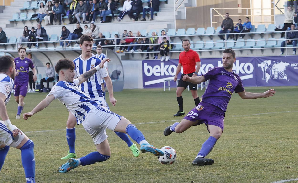 Adri Pérez disputa un balón en el partido jugado en La Balastera. 