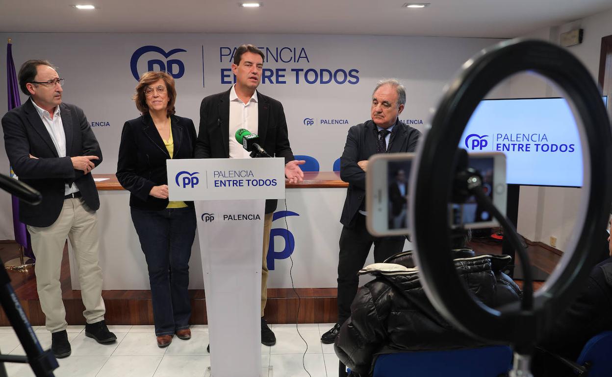 Ángel Ibáñez, coordinador de campaña regional del PP, con Alfonso Polanco, Ángeles Armisén y José Antonio Rubio. 