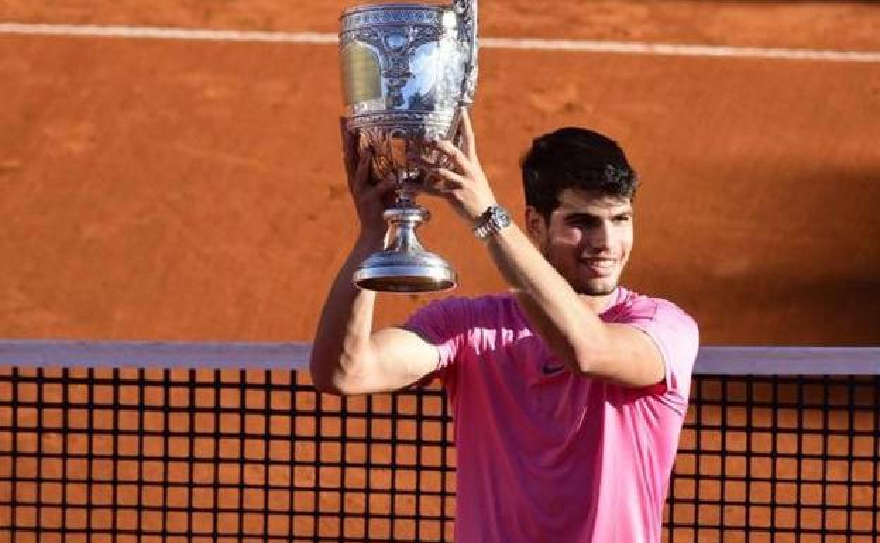 Carlos Alcaraz, candidato a los Laureus, posa con el trofeo de ganador en Buenos Aires.