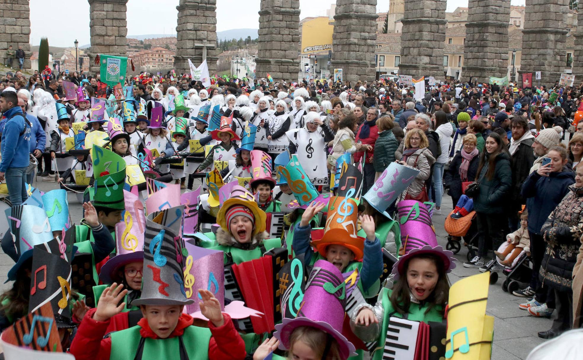 La 'orquesta' del Elena Fortún, animada antes de empezar el desfile de los grupos escolares que se iban sumando a la fila en el Azoguejo. 