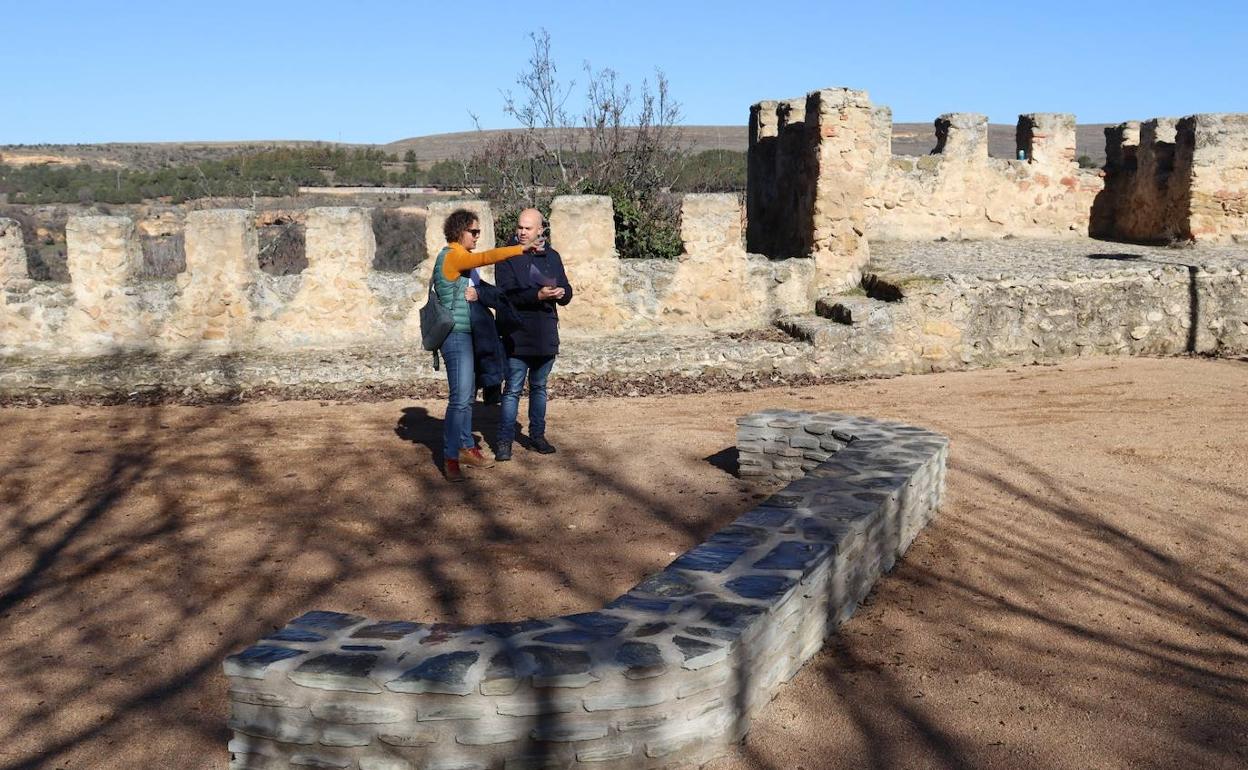 El concejal Ángel Galindo visita uno de los espacios mejorados.