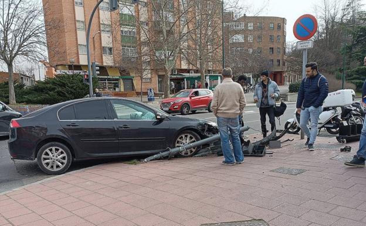 Uno de los turismos siniestrados, junto al semáforo derribado en Juan Carlos I. 