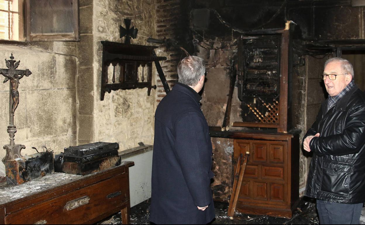 El párroco de La Trinidad, Andrés de la Calle (derecha) en la inspección de los daños del incendio del pasado 21 de enero. 