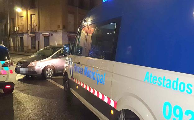 Turismo parado en la calle Val, cuyo conductor dio positivo en alcoholemia. 