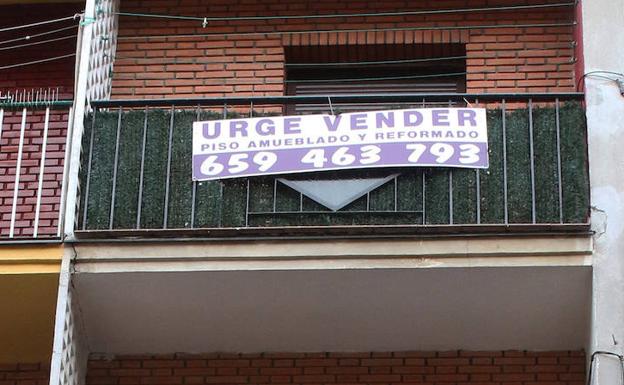 Un anuncio sobre la venta 'urgente' de un piso en Segovia capital.