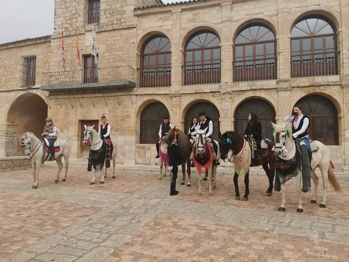 Uno de los quintos de Torrelobatón engancha una cinta con el punzón 