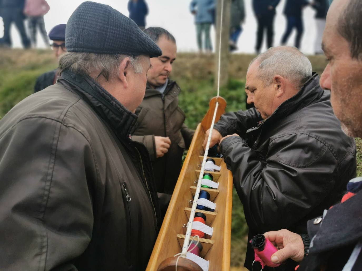 Uno de los quintos de Torrelobatón engancha una cinta con el punzón 