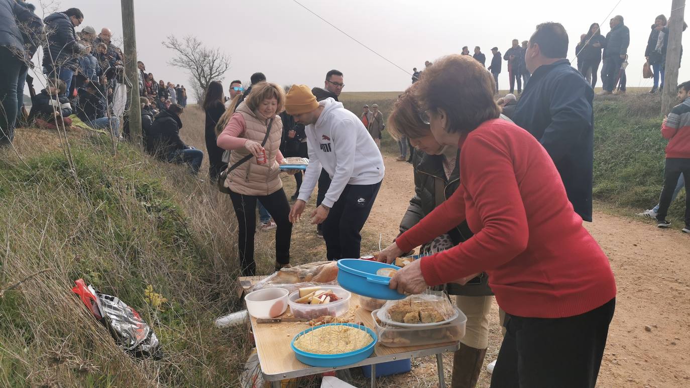 Uno de los quintos de Torrelobatón engancha una cinta con el punzón 