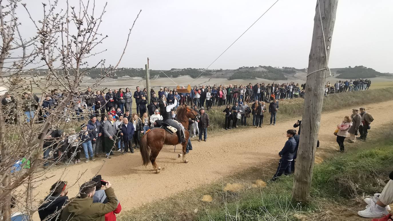 Uno de los quintos de Torrelobatón engancha una cinta con el punzón 