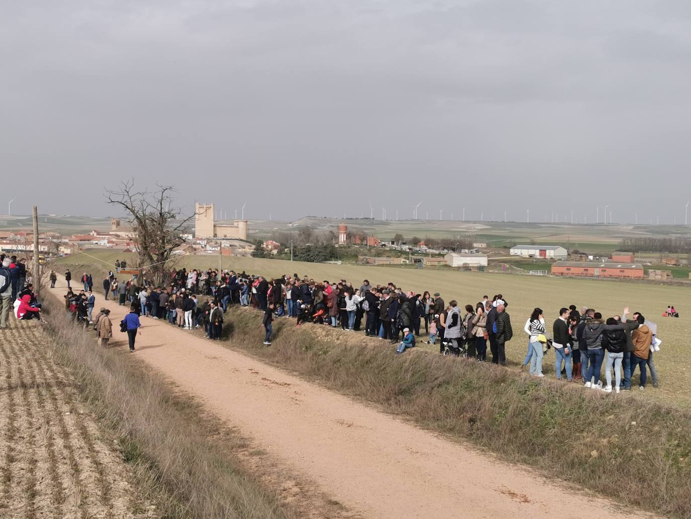 Uno de los quintos de Torrelobatón engancha una cinta con el punzón 