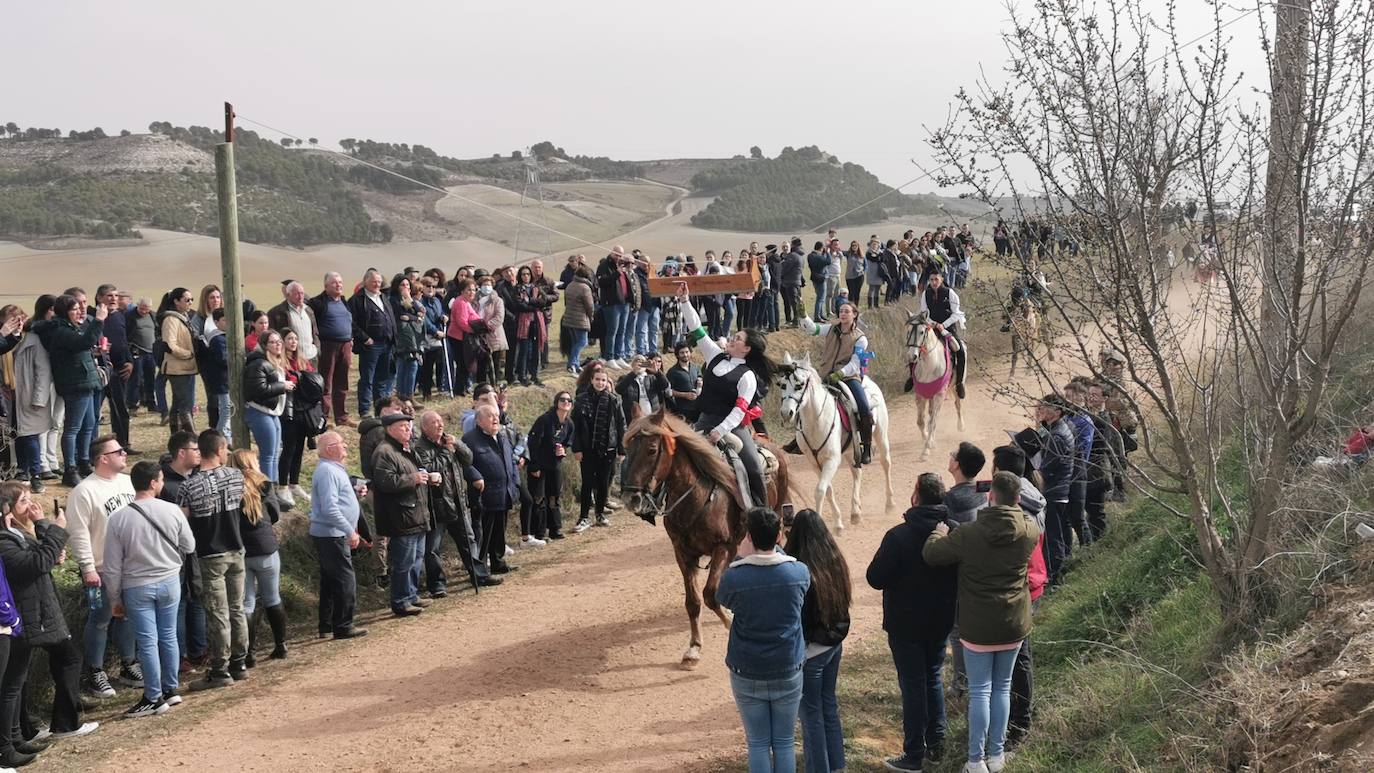 Uno de los quintos de Torrelobatón engancha una cinta con el punzón 