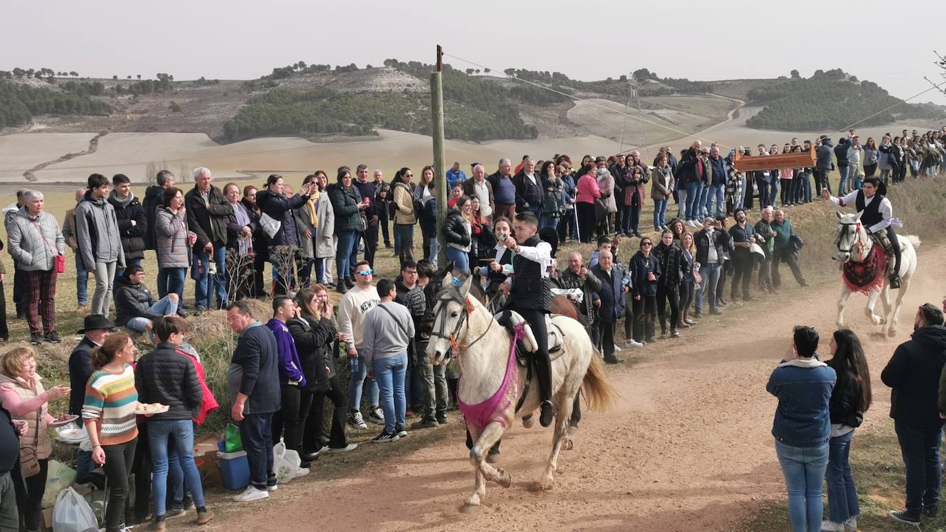 Uno de los quintos de Torrelobatón engancha una cinta con el punzón 