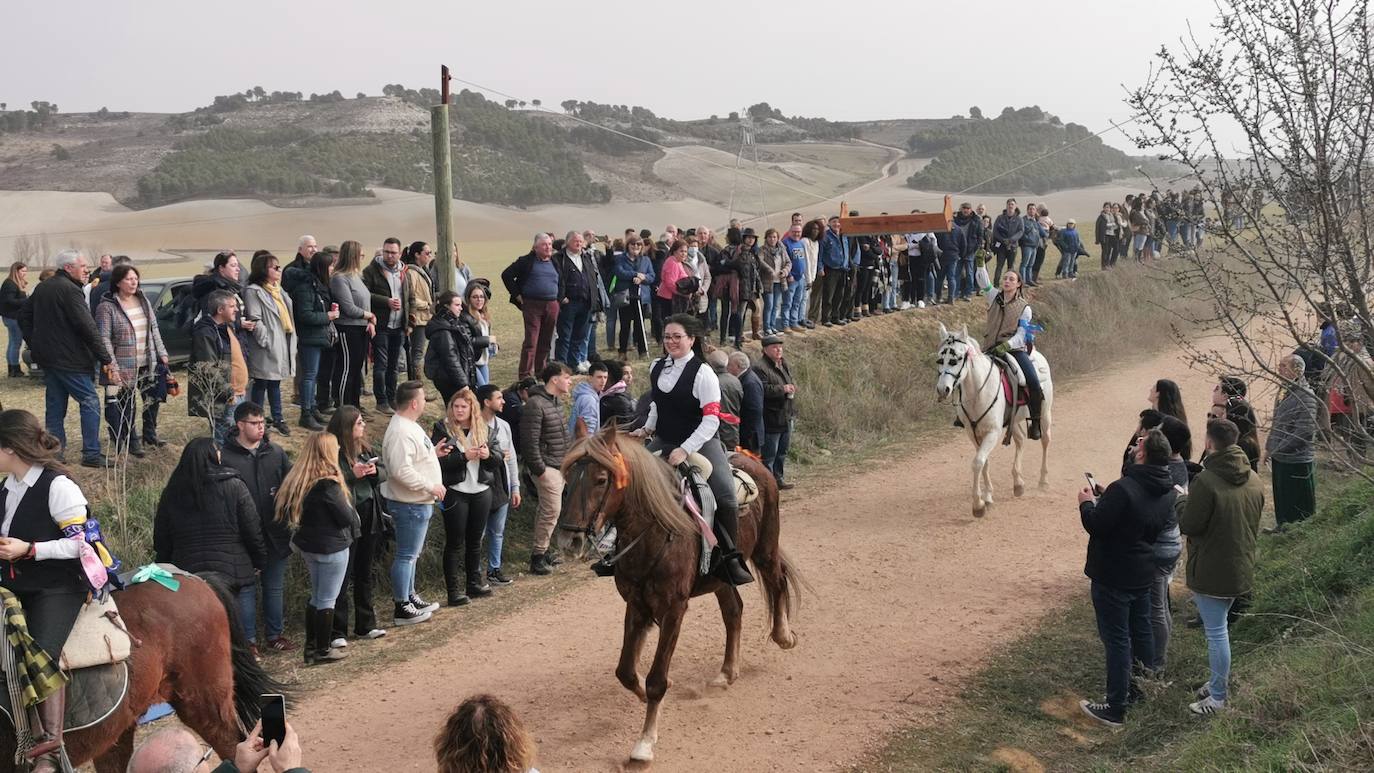 Uno de los quintos de Torrelobatón engancha una cinta con el punzón 