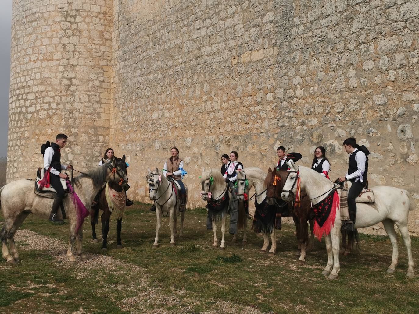 Uno de los quintos de Torrelobatón engancha una cinta con el punzón 