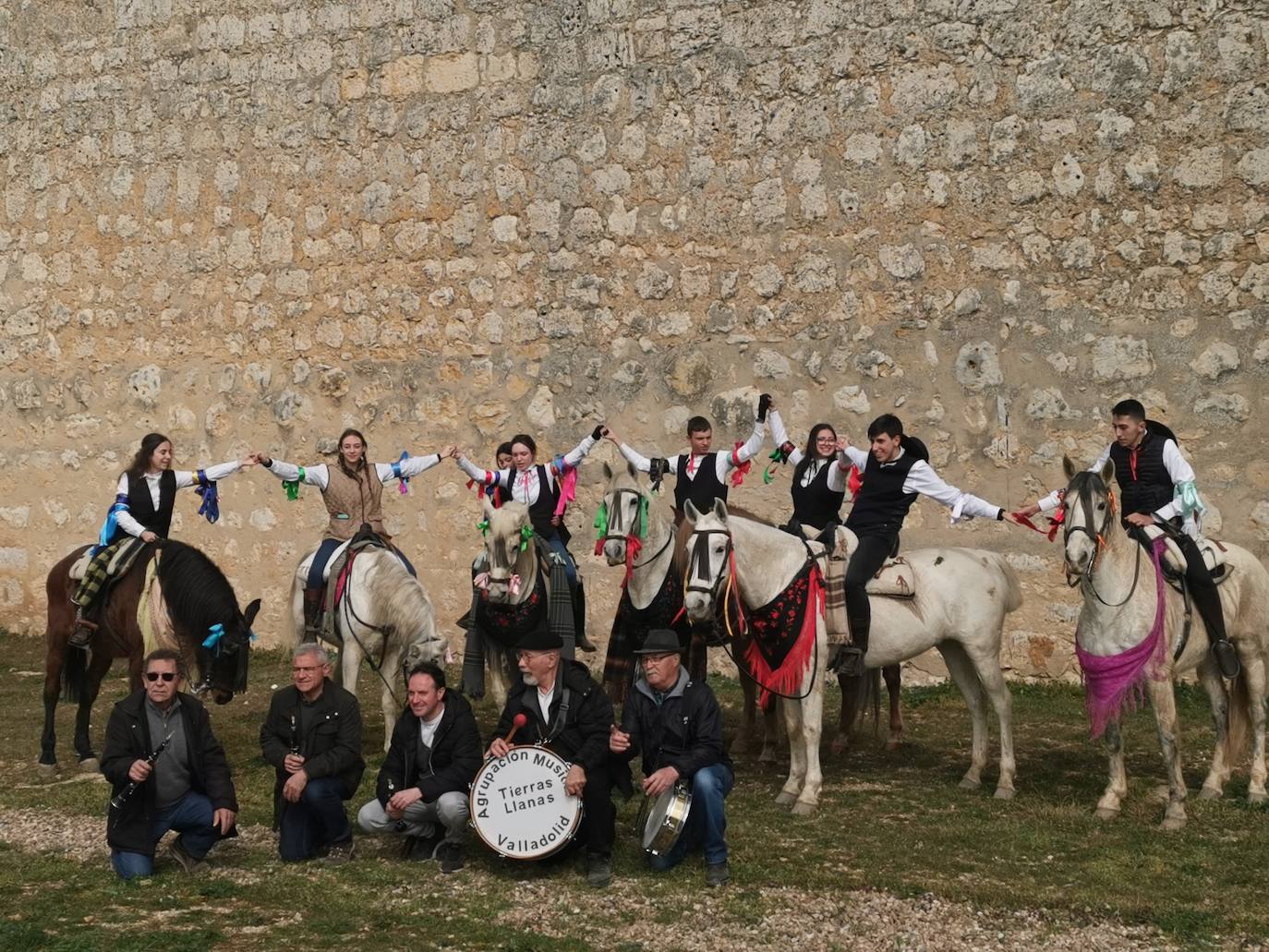 Uno de los quintos de Torrelobatón engancha una cinta con el punzón 