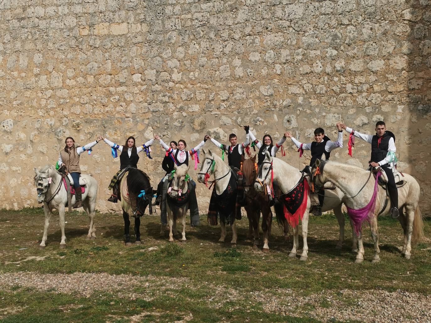 Uno de los quintos de Torrelobatón engancha una cinta con el punzón 