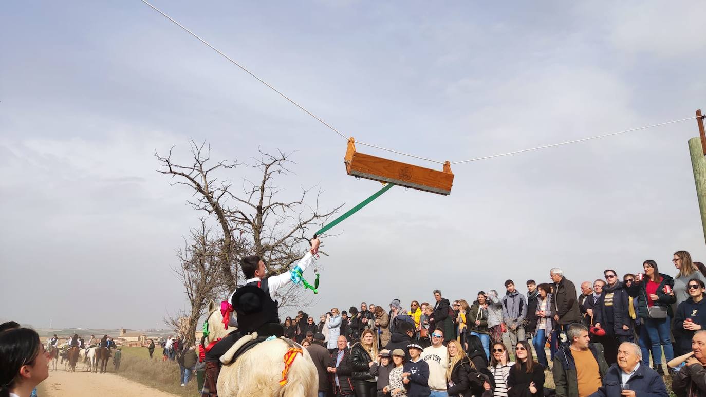 Uno de los quintos de Torrelobatón engancha una cinta con el punzón 