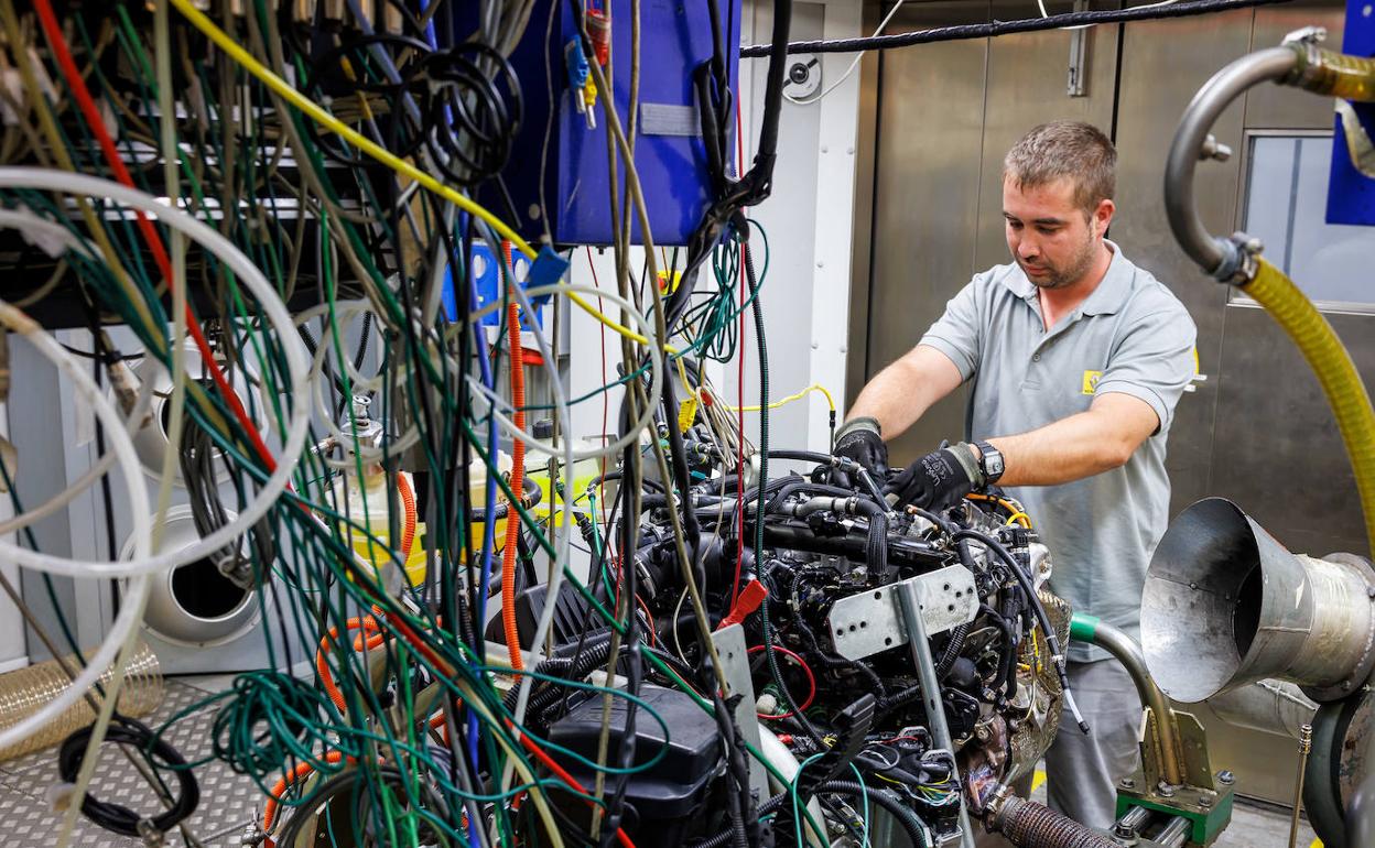 Un trabajador de Renault en la factoría de Villamuriel de Cerrato.