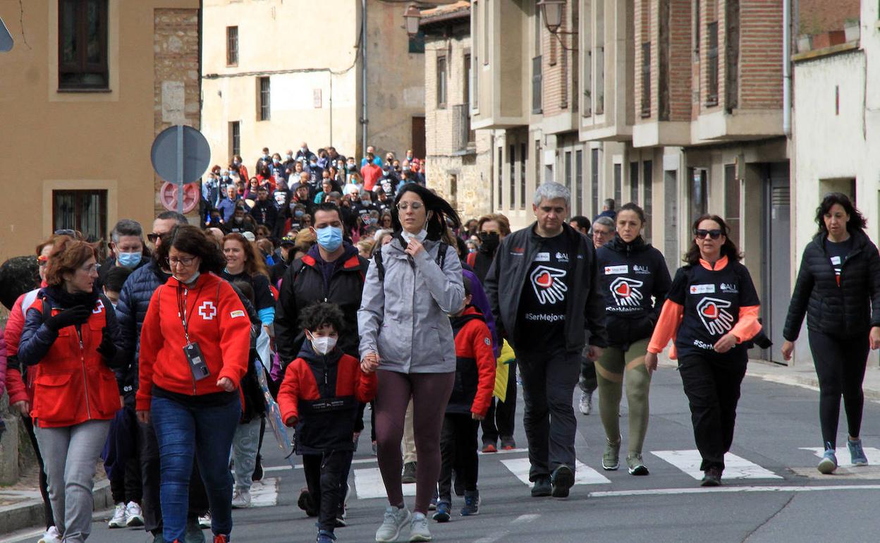 Edición anterior de la marcha solidaria de Cruz Roja, a su paso por el barrio de San Marcos.