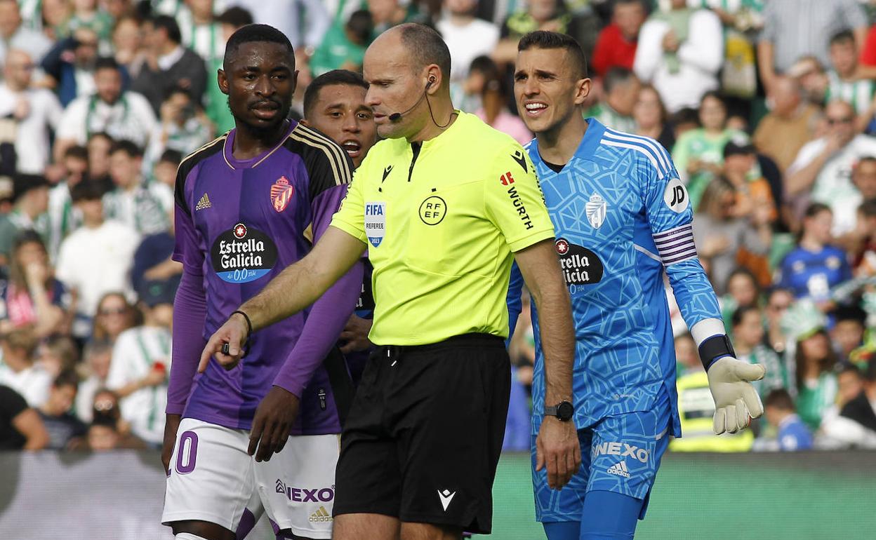 Masip, Hongla y Machís reclaman una jugada al colegiado Mateu Lahoz.