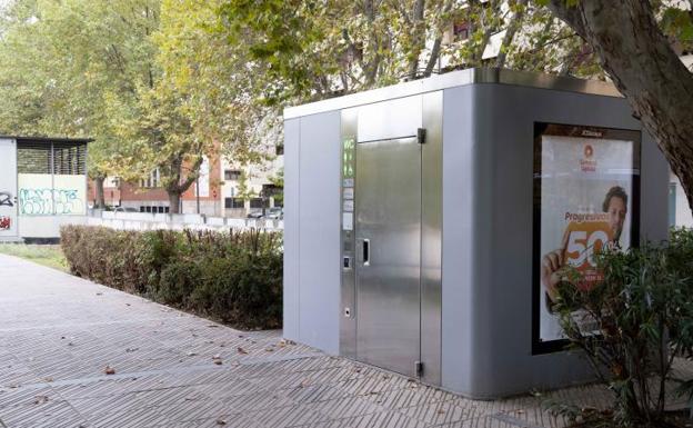 Rescatan a un hombre atrapado en el baño público de Plaza del Ejército 