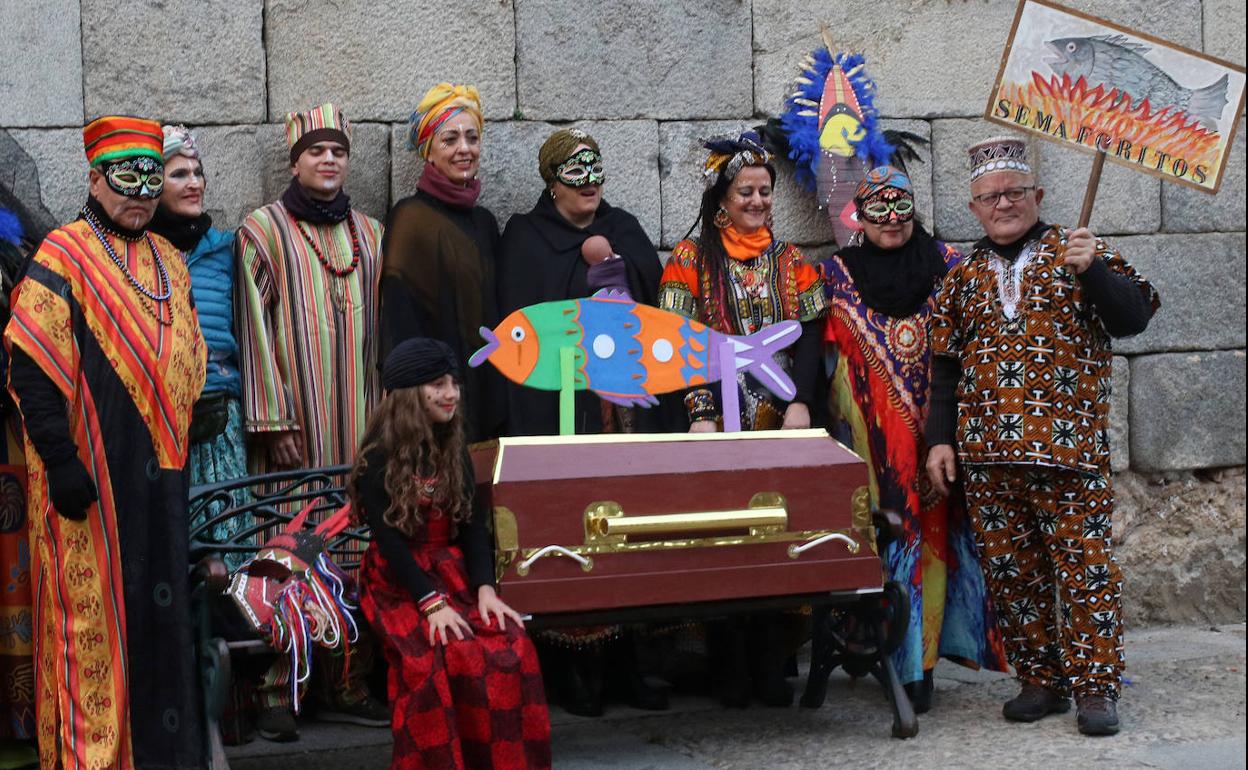 Miembros de Los Semaforitos, con el féretro y la sardina preparados para el entierro simbólico de este miércoles. 