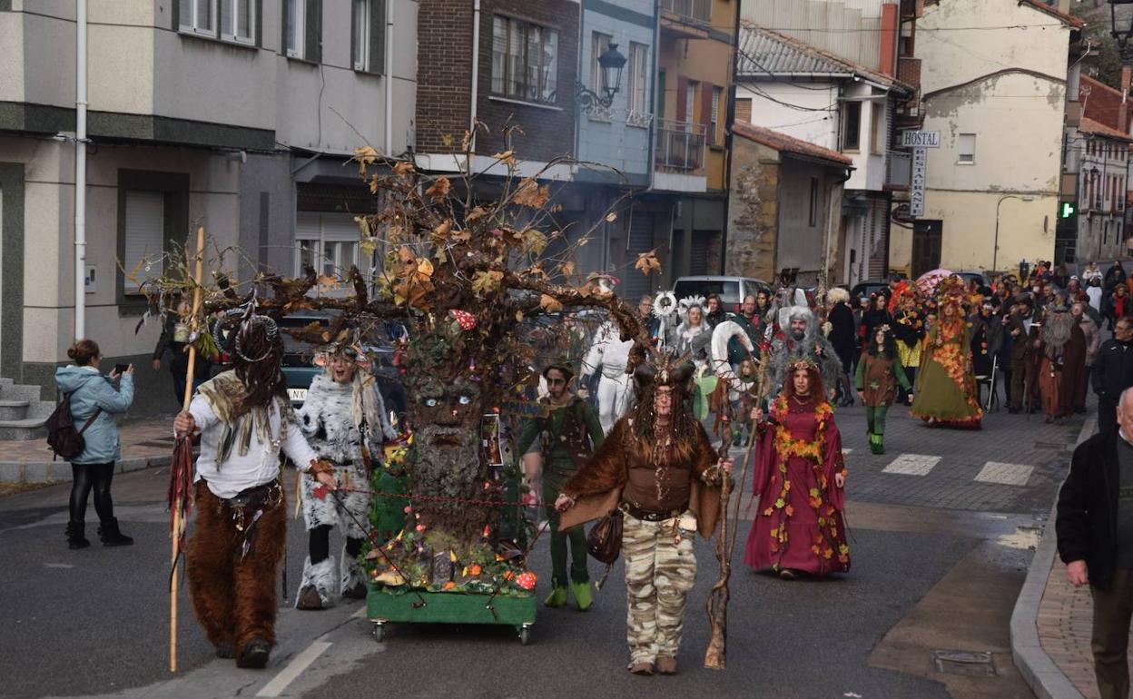 Desfile en Velilla, este martes de carnaval. 