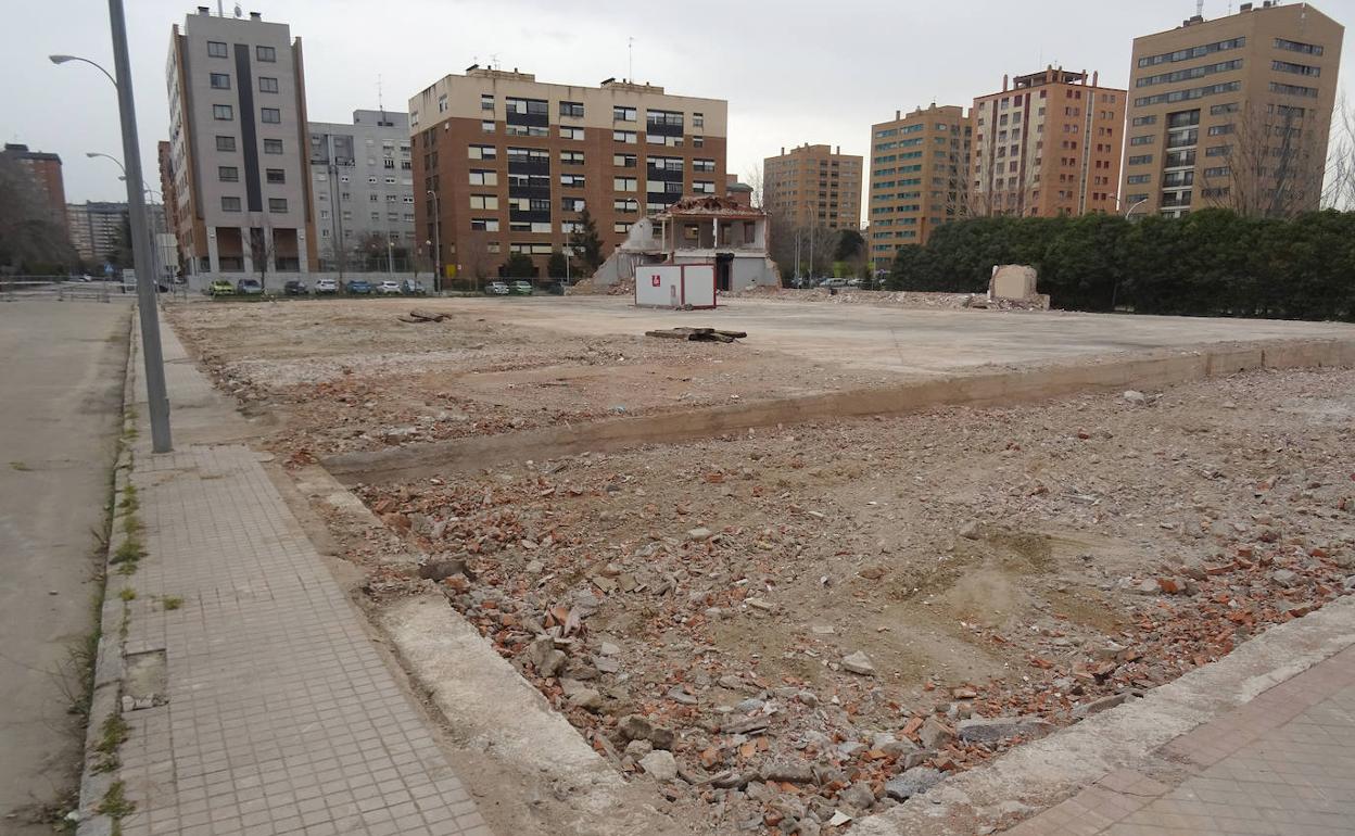 Terrenos de la antigua comisaría de Las Eras desde la esquina de las calles Mieses y Trilla. 