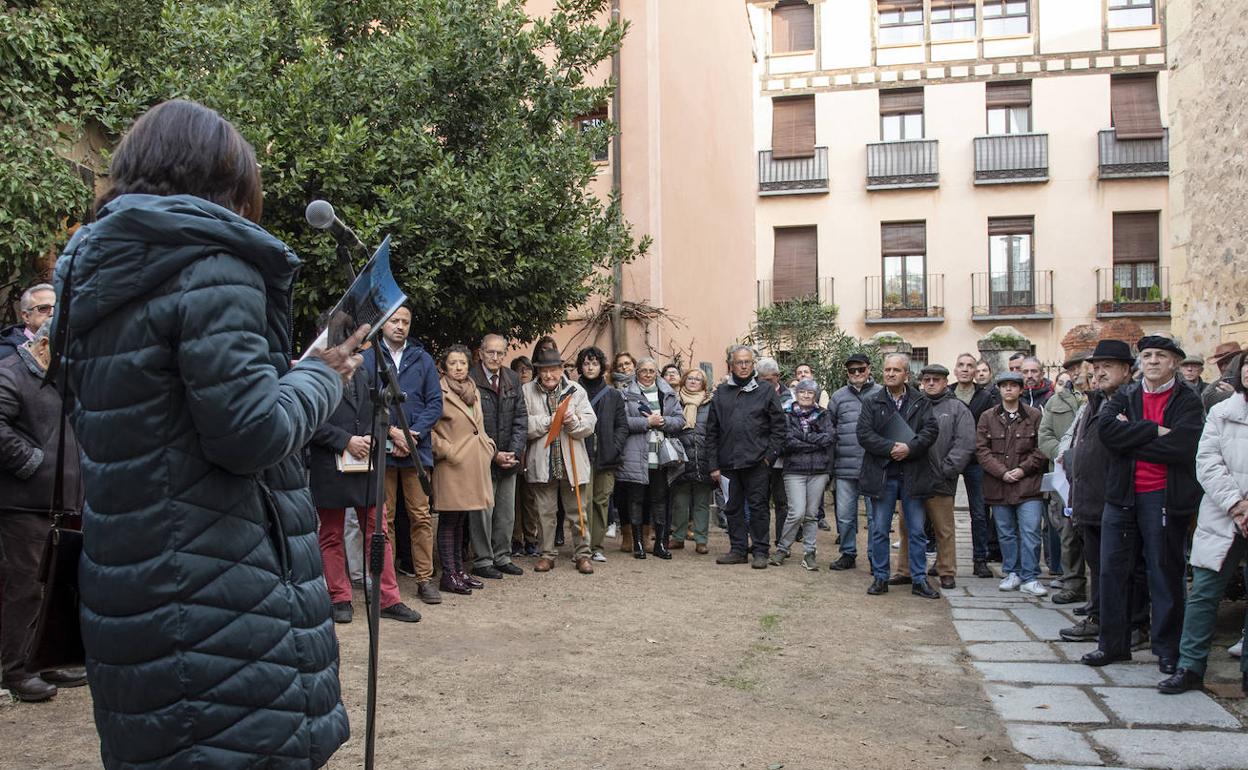 Lectura de poemas en el jardín de entrada a la Casa-Museo de Antonio Machado en Segovia, este miércoles, con motivo del 84 aniversario de su muerte. 