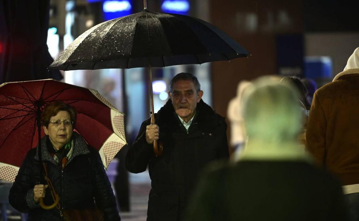 Las primeras gotas caídas en febrero obligaron a sacar los paraguas el domingo y el martes en Valladolid. 