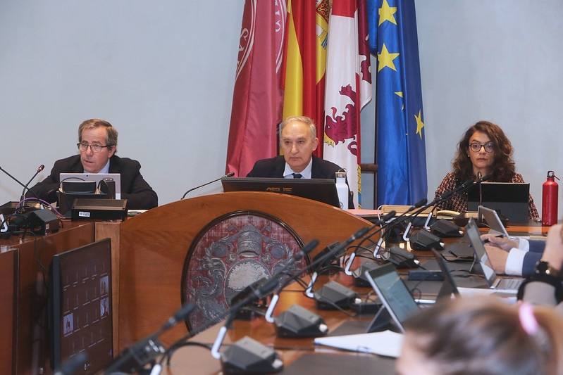 El rector, Antonio Largo, preside el Consejo de Gobierno. 