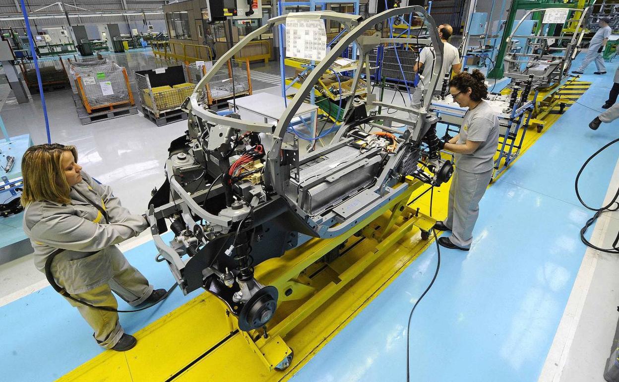 Trabajadores en el ensamblaje del Renault Twizy Zero Emission eléctrico en Valladolid.