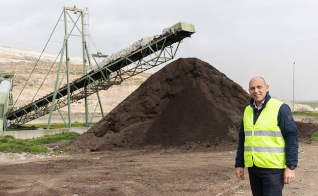 El técnico del CTR Javier Ruiz, delante del montón de compost que no deja de mermar.